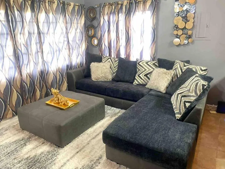 הקונטקטים של Blissett Apt, Your Jamaican Home